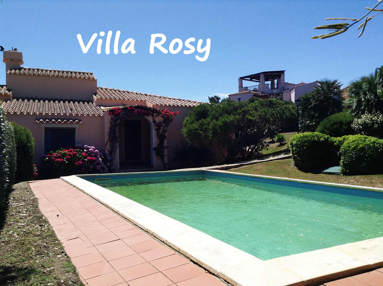 VILLA ROSY: PORZIONE DI BIFAMIGLIARE IN AFFITTO: SU 2 LIVELLI,CON GIARDINO E PISCINA PRIVATI. OSPITA FINO A 6/7 PERSONE,CON 3 CAMERE (DI CUI 1 NEL SOPPALCO), 1 BAGNO, CUCINA, SOGGIORNO/PRANZO, VERANDE E TERRAZZO/SOLARIUM VISTA MARE.